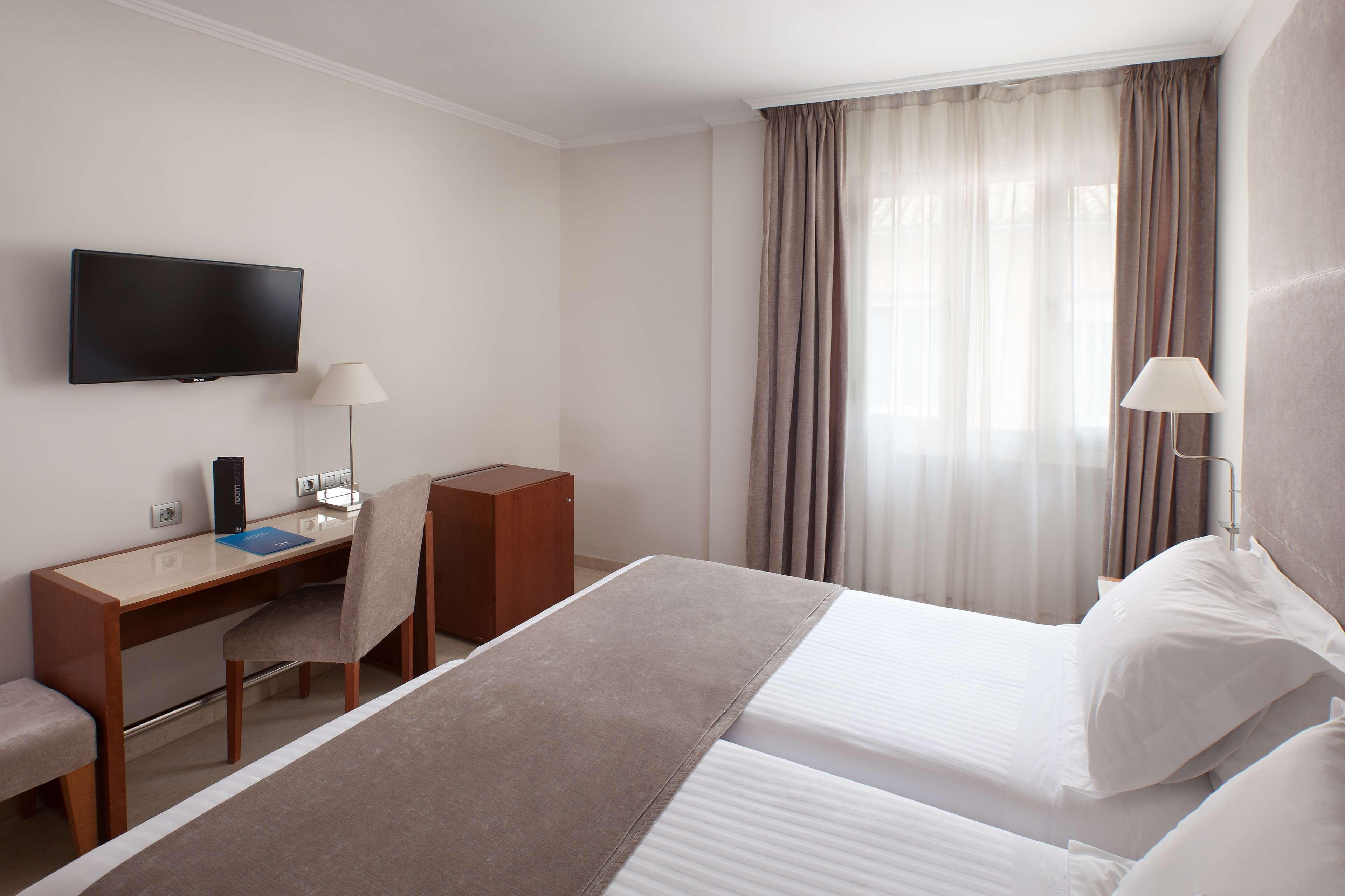 Nh Cordoba Califa Hotel Bagian luar foto